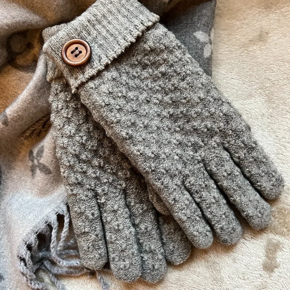 Women’s Winter Warm Gloves Fleece W/ Button Details in Light Gray